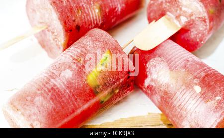 In casa popsicles con cocomero e calce Foto Stock