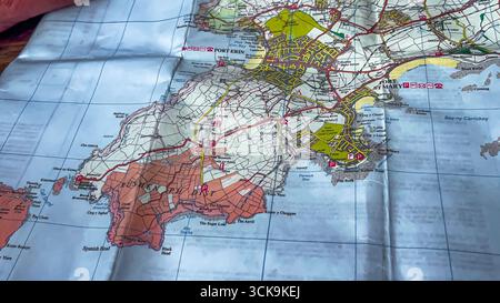 Port St. Mary, Isola di Man 08,05,2023 Mappa di una regione con una linea rossa tracciata attraverso di essa. La mappa è piegata e ha uno sfondo blu Isola di Man - Foto Stock