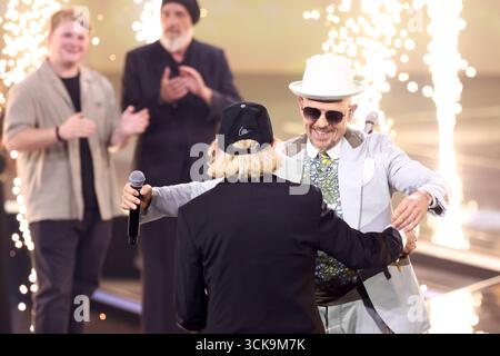Colonia, Germania. 10 settembre 2025. Il Laudator e cantante Jan Delay (r) onora il comico otto Waalkes nella categoria 'Lifetime Achievement' alla cerimonia dei German Television Awards. Crediti: Rolf Vennenbernd/dpa/Alamy Live News Foto Stock