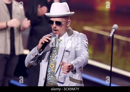 Colonia, Germania. 10 settembre 2025. Il Laudator e cantante Jan Delay ha vinto il premio nella categoria "Lifetime Achievement" per il comico otto alla cerimonia dei German Television Awards. Crediti: Rolf Vennenbernd/dpa/Alamy Live News Foto Stock