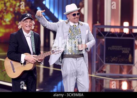 Colonia, Germania. 10 settembre 2025. Il comico otto Waalkes (l), che è stato onorato per il lavoro della sua vita, è sul palco alla cerimonia dei German Television Awards. Dietro di lui c'è il cantante e laudatore Jan Delay. Crediti: Rolf Vennenbernd/dpa/Alamy Live News Foto Stock