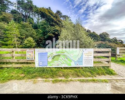 Douglas, Isola di Man 08,05,2023 la mappa di un parco è visualizzata su una recinzione. La mappa è grande e colorata e si trova vicino a una strada. Il parco è surro Foto Stock