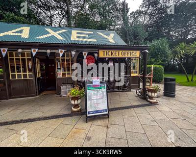 Laxey, Isola di Man 08,05,2023 piccolo edificio con un tetto verde e un cartello che dice AXEY. L' edificio ha una biglietteria e una mappa Isola di Man - Foto Stock
