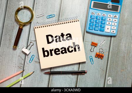 Didascalia di testo che presenta la violazione dei dati. Concetto che significa incidente di sicurezza in cui informazioni sensibili protette copiavano Flashy School Office Supplies, Tea Foto Stock