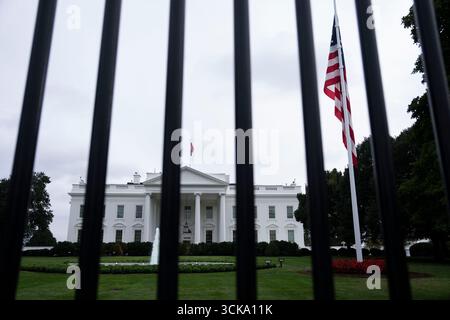 Washington, Stati Uniti. 10 settembre 2025. La bandiera degli Stati Uniti viene abbassata a metà del personale fuori dalla Casa Bianca a Washington, DC, USA, mercoledì 10 settembre, 2025. Charlie Kirk, direttore esecutivo del gruppo conservatore Turning Point USA Advocacy, è morto dopo essere stato colpito a un evento nello Utah. Foto di Kayla Bartkowski/UPI credito: UPI/Alamy Live News Foto Stock