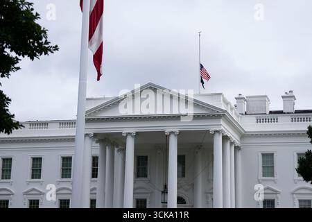 Washington, Stati Uniti. 10 settembre 2025. La bandiera degli Stati Uniti viene abbassata a metà del personale fuori dalla Casa Bianca a Washington, DC, USA, mercoledì 10 settembre, 2025. Charlie Kirk, direttore esecutivo del gruppo conservatore Turning Point USA Advocacy, è morto dopo essere stato colpito a un evento nello Utah. Foto di Kayla Bartkowski/UPI credito: UPI/Alamy Live News Foto Stock