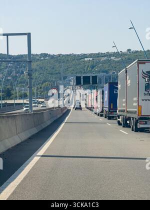 Praga, repubblica Ceca - 27 agosto 2024. Ingorgo stradale sulla circonvallazione di Praga - Prazsky Okruh vicino a Zbraslav sul ponte Foto Stock