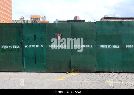 Post No Bills è stampigliato su una recinzione di legno verde presso il mega cantiere della prigione di Manhattan Chinatown a New York City. Foto Stock