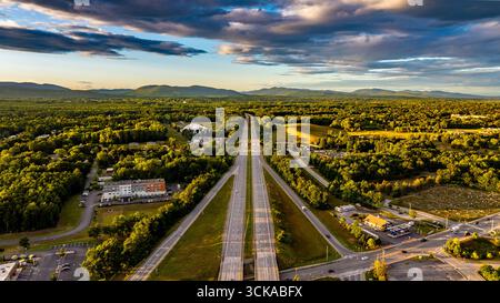 Queensbury, New York, USA - 27 agosto 2025: Vista aerea nel tardo pomeriggio dell'Interstate 87 verso nord a Queensbury, New York. Foto Stock