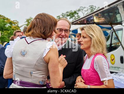 Ozapft si trova a Berlino - Dorothee Bär Alexander Dobrindt EUR, Deutschland, Berlino, 10.09.2025: V.l.n.r. Dorothee Bär und Alexander Dobrindt im Gespräch mit Gästen. Ozapft è a Berlino. Der Berliner Auftakt des Münchener Oktoberfestes findet in sichtweite des Kanzleramtes statt - es feiert die bayrische Landesregierung mit vielen Gästen aus Politik und Kultur. *** Ozapft si trova a Berlino Dorothee Bär Alexander Dobrindt EUR, Germania, Berlino, 10 09 2025 f l n r Dorothee Bär e Alexander Dobrindt in conversazione con gli ospiti Ozapft è a Berlino il calcio d'inizio dell'Oktoberfest di Monaco si svolge a Berlino Foto Stock
