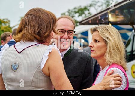 Ozapft si trova a Berlino - Dorothee Bär Alexander Dobrindt EUR, Deutschland, Berlino, 10.09.2025: V.l.n.r. Dorothee Bär und Alexander Dobrindt im Gespräch mit Gästen. Ozapft è a Berlino. Der Berliner Auftakt des Münchener Oktoberfestes findet in sichtweite des Kanzleramtes statt - es feiert die bayrische Landesregierung mit vielen Gästen aus Politik und Kultur. *** Ozapft si trova a Berlino Dorothee Bär Alexander Dobrindt EUR, Germania, Berlino, 10 09 2025 f l n r Dorothee Bär e Alexander Dobrindt in conversazione con gli ospiti Ozapft è a Berlino il calcio d'inizio dell'Oktoberfest di Monaco si svolge a Berlino Foto Stock