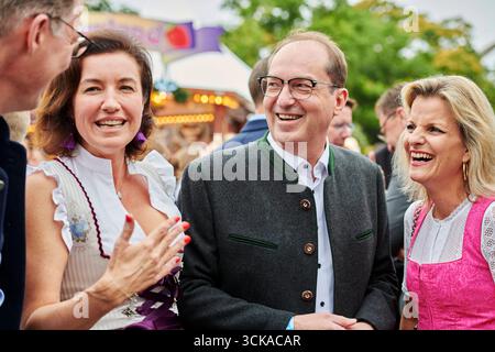 Ozapft si trova a Berlino - Dorothee Bär Alexander Dobrindt EUR, Deutschland, Berlino, 10.09.2025: V.l.n.r. Dorothee Bär und Alexander Dobrindt im Gespräch mit den Gästen. Ozapft è a Berlino. Der Berliner Auftakt des Münchener Oktoberfestes findet in sichtweite des Kanzleramtes statt - es feiert die bayrische Landesregierung mit vielen Gästen aus Politik und Kultur. *** Ozapft è a Berlino Dorothee Bär Alexander Dobrindt EUR, Germania, Berlino, 10 09 2025 f l n r Dorothee Bär e Alexander Dobrindt in conversazione con gli ospiti Ozapft è a Berlino il calcio d'inizio dell'Oktoberfest di Monaco prende pla Foto Stock