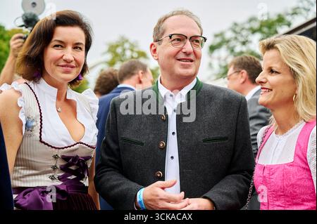 Ozapft si trova a Berlino - Dorothee Bär Alexander Dobrindt EUR, Deutschland, Berlino, 10.09.2025: V.l.n.r. Dorothee Bär und Alexander Dobrindt im Gespräch mit Gästen. Ozapft è a Berlino. Der Berliner Auftakt des Münchener Oktoberfestes findet in sichtweite des Kanzleramtes statt - es feiert die bayrische Landesregierung mit vielen Gästen aus Politik und Kultur. *** Ozapft si trova a Berlino Dorothee Bär Alexander Dobrindt EUR, Germania, Berlino, 10 09 2025 f l n r Dorothee Bär e Alexander Dobrindt in conversazione con gli ospiti Ozapft è a Berlino il calcio d'inizio dell'Oktoberfest di Monaco si svolge a Berlino Foto Stock