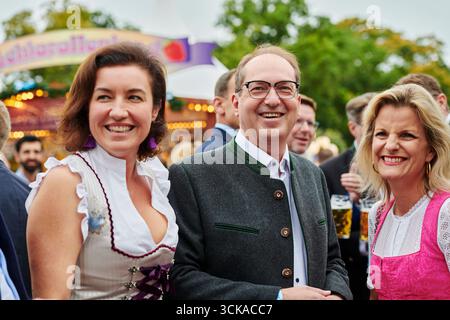 Ozapft si trova a Berlino - Dorothee Bär Alexander Dobrindt EUR, Deutschland, Berlino, 10.09.2025: V.l.n.r. Dorothee Bär und Alexander Dobrindt im Gespräch mit den Gästen. Ozapft è a Berlino. Der Berliner Auftakt des Münchener Oktoberfestes findet in sichtweite des Kanzleramtes statt - es feiert die bayrische Landesregierung mit vielen Gästen aus Politik und Kultur *** Ozapft si trova a Berlino Dorothee Bär Alexander Dobrindt EUR, Germania, Berlino, 10 09 2025 f l n r Dorothee Alexander Dobrindt in conversazione con gli ospiti Ozaptothee Bär prende il via alla Berlin Oktoberfest di Berlino a Monaco di Berlino Foto Stock