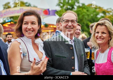 Ozapft si trova a Berlino - Dorothee Bär Alexander Dobrindt EUR, Deutschland, Berlino, 10.09.2025: V.l.n.r. Dorothee Bär und Alexander Dobrindt im Gespräch mit den Gästen. Ozapft è a Berlino. Der Berliner Auftakt des Münchener Oktoberfestes findet in sichtweite des Kanzleramtes statt - es feiert die bayrische Landesregierung mit vielen Gästen aus Politik und Kultur. *** Ozapft è a Berlino Dorothee Bär Alexander Dobrindt EUR, Germania, Berlino, 10 09 2025 f l n r Dorothee Bär e Alexander Dobrindt in conversazione con gli ospiti Ozapft è a Berlino il calcio d'inizio dell'Oktoberfest di Monaco prende pla Foto Stock