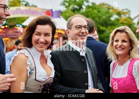 Ozapft si trova a Berlino - Dorothee Bär Alexander Dobrindt EUR, Deutschland, Berlino, 10.09.2025: V.l.n.r. Dorothee Bär und Alexander Dobrindt im Gespräch mit den Gästen. Ozapft è a Berlino. Der Berliner Auftakt des Münchener Oktoberfestes findet in sichtweite des Kanzleramtes statt - es feiert die bayrische Landesregierung mit vielen Gästen aus Politik und Kultur. *** Ozapft è a Berlino Dorothee Bär Alexander Dobrindt EUR, Germania, Berlino, 10 09 2025 f l n r Dorothee Bär e Alexander Dobrindt in conversazione con gli ospiti Ozapft è a Berlino il calcio d'inizio dell'Oktoberfest di Monaco prende pla Foto Stock