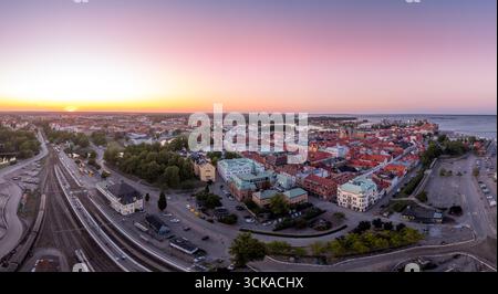 Vista aerea della città vecchia e della stazione ferroviaria di Kalmar, Svezia, con cielo al tramonto Foto Stock