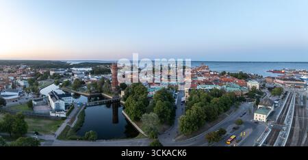Vista aerea della città vecchia e della torre d'acqua in mattoni di Kalmar, Svezia, con cielo al tramonto Foto Stock