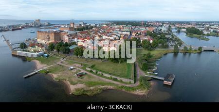 Vista aerea della città vecchia di Kalmar, circondata da fortificazioni, bastioni e mura sul Mar Baltico in Svezia Foto Stock