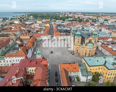 Vista aerea della piazza della città vecchia di Kalmar con la cattedrale di Kalmar, edificio giallo in stile barocco Foto Stock
