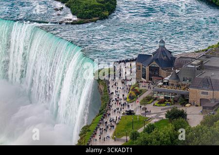Cascate del Niagara cascata Horseshoe - acqua verde blu / acqua verde acqua verde acqua nella e sopra la gola - turismo / vacanza in Ontario Canada Foto Stock