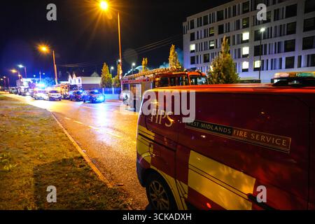 Longbridge, Birmingham 11 settembre 2025. Oltre sessanta vigili del fuoco sono presenti a un enorme incendio a Longbridge, Birmingham, nelle prime ore del giovedì mattina. L'incendio ha preso possesso del magazzino di Frankley Tyre sul vecchio terreno MG Rover West Works. Erano presenti dodici motori antincendio, 2 piattaforme idrauliche, l'unità di comando incidente e varie altre risorse della polizia, Cadent e National Grid. Le fiamme leccarono l'edificio mentre i muri crollavano con i vigili del fuoco che spruzzavano acqua con i tubi. West Midlands Fire Service ha detto in un post su Facebook: “Abbiamo 12 equipaggi presenti a un incendio su W Foto Stock