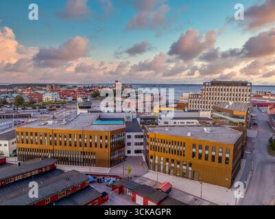 Vista aerea del campus della Kalmar Linnaeus University con edifici moderni nel cielo nuvoloso del tramonto del porto Foto Stock