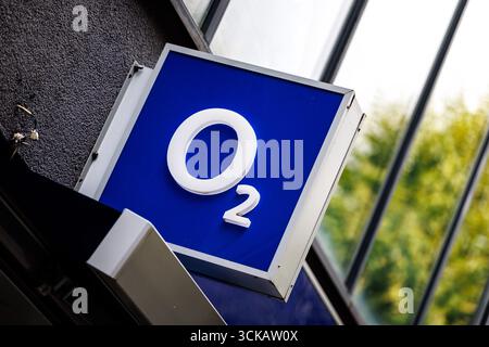 Stoccarda, Germania. 4 settembre 2025. Il logo del fornitore di telefonia mobile O2 può essere visto in un negozio nel centro della città di Stoccarda (Baden-Württemberg) il 04.09.2025. O2 è il marchio della società di telecomunicazioni telefonica. Con la rete O2 (rete telefonica), telefonica gestisce la rete cellulare più economica in Germania. (Immagine simbolo, foto simbolo, illustrazione, foto simbolica, foto illustrativa, immagine a tema, immagine generale, foto a tema) credito: Matthias Balk/dpa/Alamy Live News Foto Stock