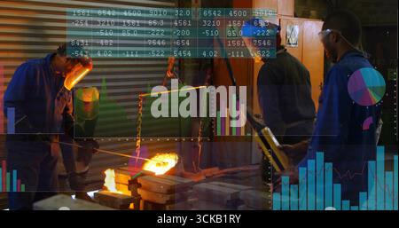 Lavoratore di metalli senior che versa il metallo fuso dal crogiolo negli stampi in negozio, sovrapposizioni di dati Foto Stock