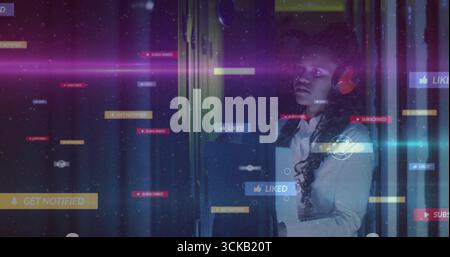 Osservando il blazer indossato da professionisti IT e le cuffie rosse tra rack server, overlay di notifica e spazio di copia Foto Stock