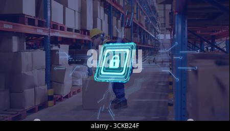 Lavoratore maschio che indossa un elmetto per sollevare una scatola di cartone in magazzino, con rack in metallo, lucchetto grafico Foto Stock