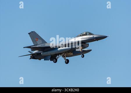 F-16 dell'aeronautica rumena che si esibisce al BIAS 2025, all'alba lanciando razzi contromisure Foto Stock