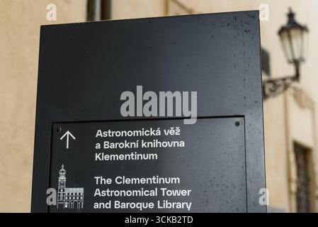 Cartello indicante le indicazioni per la torre astronomica Clementinum e la biblioteca barocca, ex collegio gesuita nella vecchia area storica di Praga, Repubblica Ceca, in avanti Foto Stock
