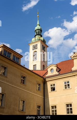 La torre astronomica Clementinum e la biblioteca barocca, ex collegio gesuita nella vecchia area storica di Praga, Repubblica Ceca, il 5 luglio 2025 Foto Stock