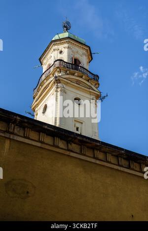 La torre astronomica Clementinum e la biblioteca barocca, ex collegio gesuita nella vecchia area storica di Praga, Repubblica Ceca, il 5 luglio 2025 Foto Stock