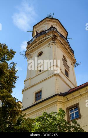 La torre astronomica Clementinum e la biblioteca barocca, ex collegio gesuita nella vecchia area storica di Praga, Repubblica Ceca, il 5 luglio 2025 Foto Stock