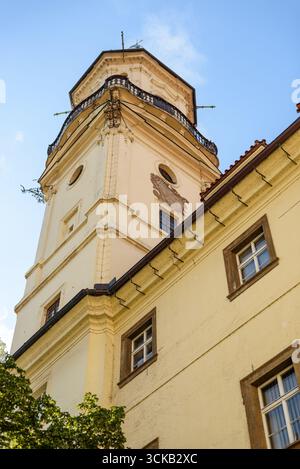 La torre astronomica Clementinum e la biblioteca barocca, ex collegio gesuita nella vecchia area storica di Praga, Repubblica Ceca, il 5 luglio 2025 Foto Stock