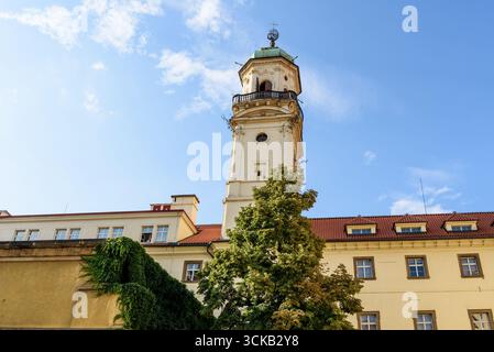 La torre astronomica Clementinum e la biblioteca barocca, ex collegio gesuita nella vecchia area storica di Praga, Repubblica Ceca, il 5 luglio 2025 Foto Stock