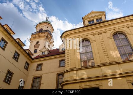 La torre astronomica Clementinum e la biblioteca barocca, ex collegio gesuita nella vecchia area storica di Praga, Repubblica Ceca, il 5 luglio 2025 Foto Stock