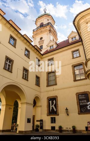 La torre astronomica Clementinum e la biblioteca barocca, ex collegio gesuita nella vecchia area storica di Praga, Repubblica Ceca, il 5 luglio 2025 Foto Stock