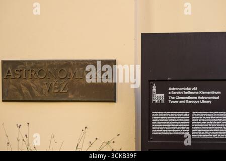 Cartello indicante le indicazioni per la torre astronomica Clementinum e la biblioteca barocca, ex collegio gesuita nella vecchia area storica di Praga, Repubblica Ceca, in avanti Foto Stock