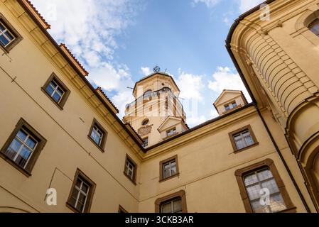 La torre astronomica Clementinum e la biblioteca barocca, ex collegio gesuita nella vecchia area storica di Praga, Repubblica Ceca, il 5 luglio 2025 Foto Stock