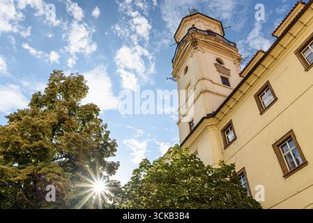 La torre astronomica Clementinum e la biblioteca barocca, ex collegio gesuita nella vecchia area storica di Praga, Repubblica Ceca, il 5 luglio 2025 Foto Stock