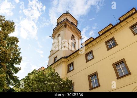 La torre astronomica Clementinum e la biblioteca barocca, ex collegio gesuita nella vecchia area storica di Praga, Repubblica Ceca, il 5 luglio 2025 Foto Stock