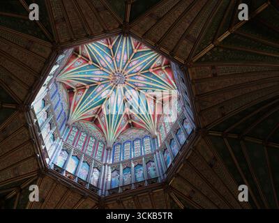 Soffitto in legno dipinto della torre ottagonale al centro della cattedrale cristiana di Ely, Inghilterra. Foto Stock