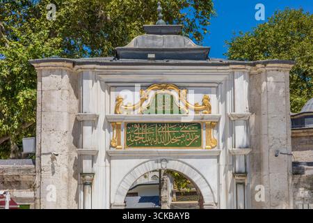 Porta ottomana ornamentale con calligrafia araba nella Moschea del Sultano di Eyup a Istanbul Foto Stock