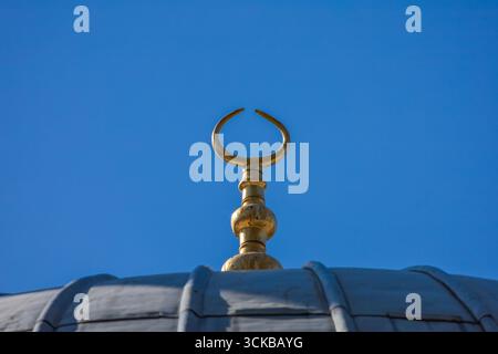 Simbolo della Luna dorata in cima alla Moschea Dome Foto Stock