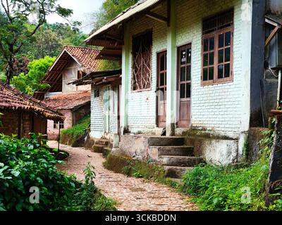 Un tranquillo villaggio caratterizzato da case tradizionali con tetti piastrellati e pareti in mattoni. Il percorso è fatto di pietra Foto Stock