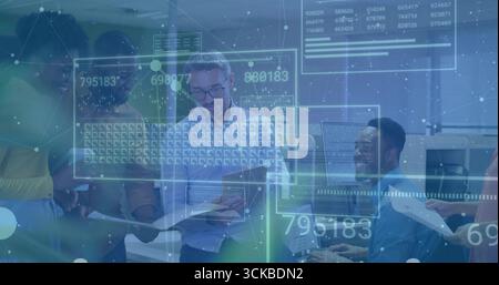 Cinque impiegati che analizzano i report nelle workstation di un ufficio moderno, con sovrapposizioni di dati digitali. Collaborazione, lavoro di squadra, visualizzazione dei dati, busin Foto Stock