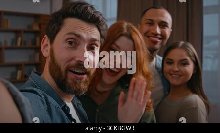 Webcam webcam webcam vista uomo caucasico che invita gli amici a fare selfie insieme sorridendo in posa quattro persone multietniche amici uomini donne foto di gruppo Foto Stock
